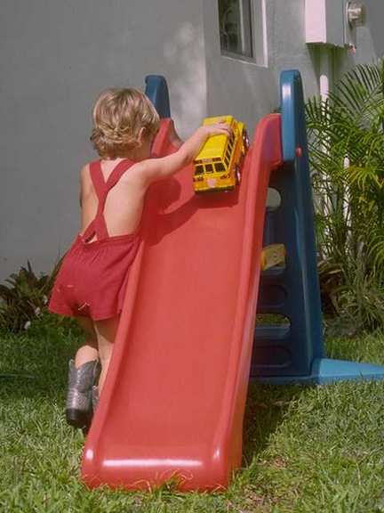 Ni�o de espaldas jugando en su tobog�n